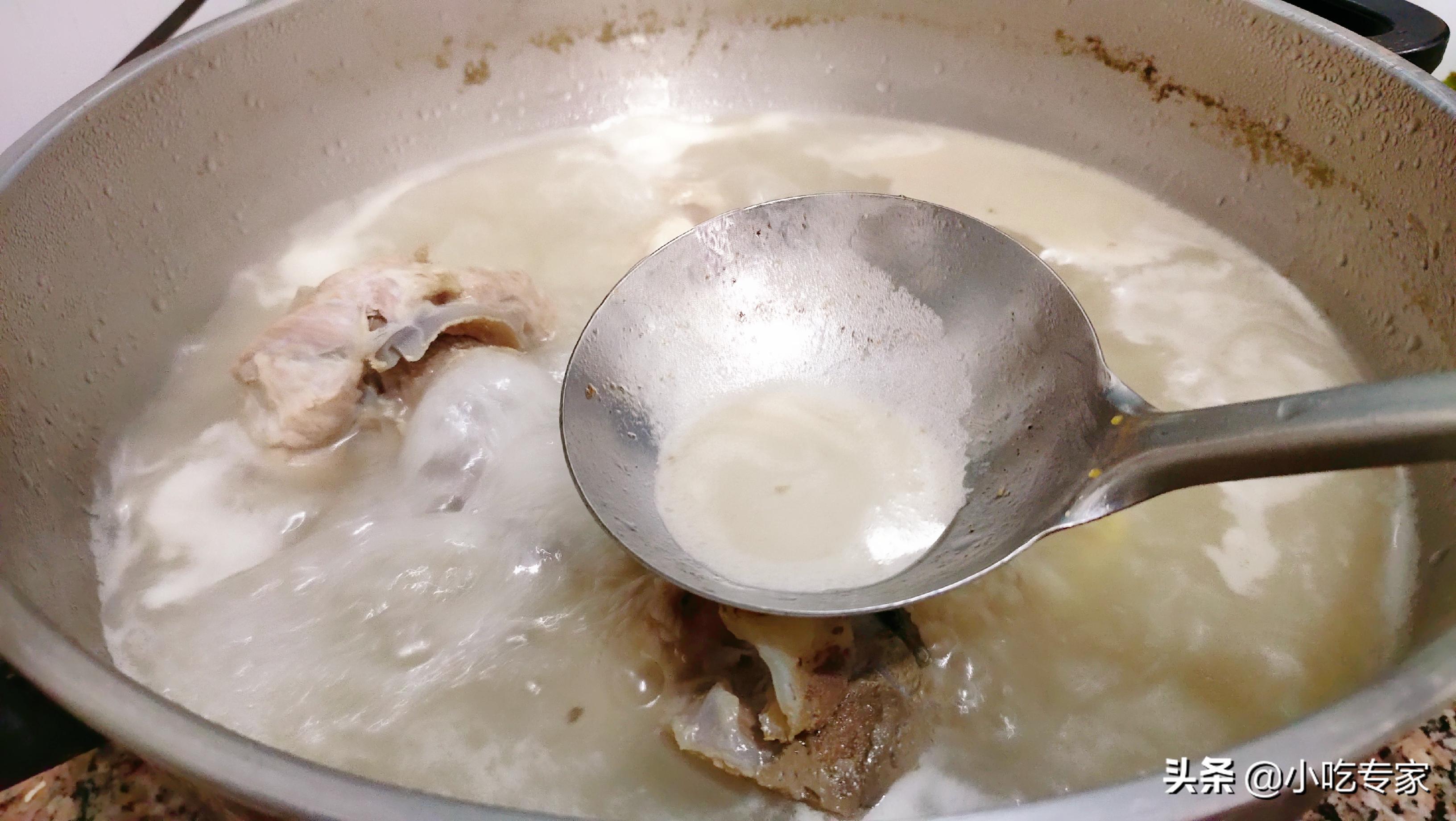 炖大骨汤先加盐还是后加盐,大骨汤加什么去腥味