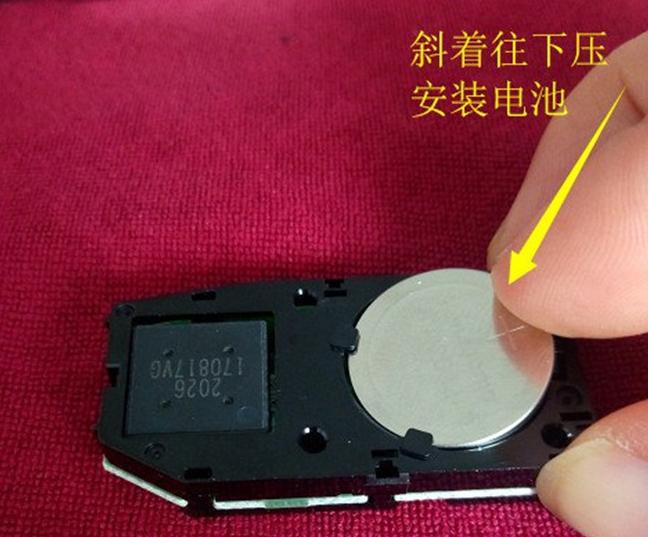 丰田凯美瑞2.0钥匙怎样换电池,2013年凯美瑞钥匙换电池型号