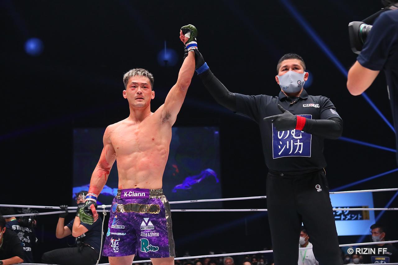牛久绚太郎TKO斋藤裕夺得RIZIN羽量级冠军金腰带