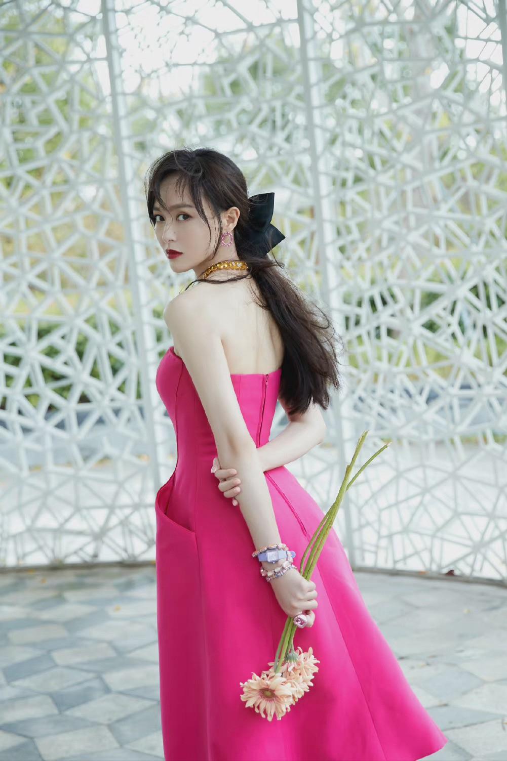 唐嫣穿礼服少女感十足,唐嫣帽子上的蝴蝶结