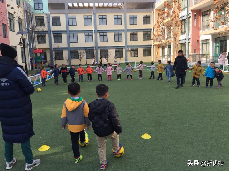 情暖寒冬关爱无限!莱西市幼儿足球教师零距离体验趣味足球公开课