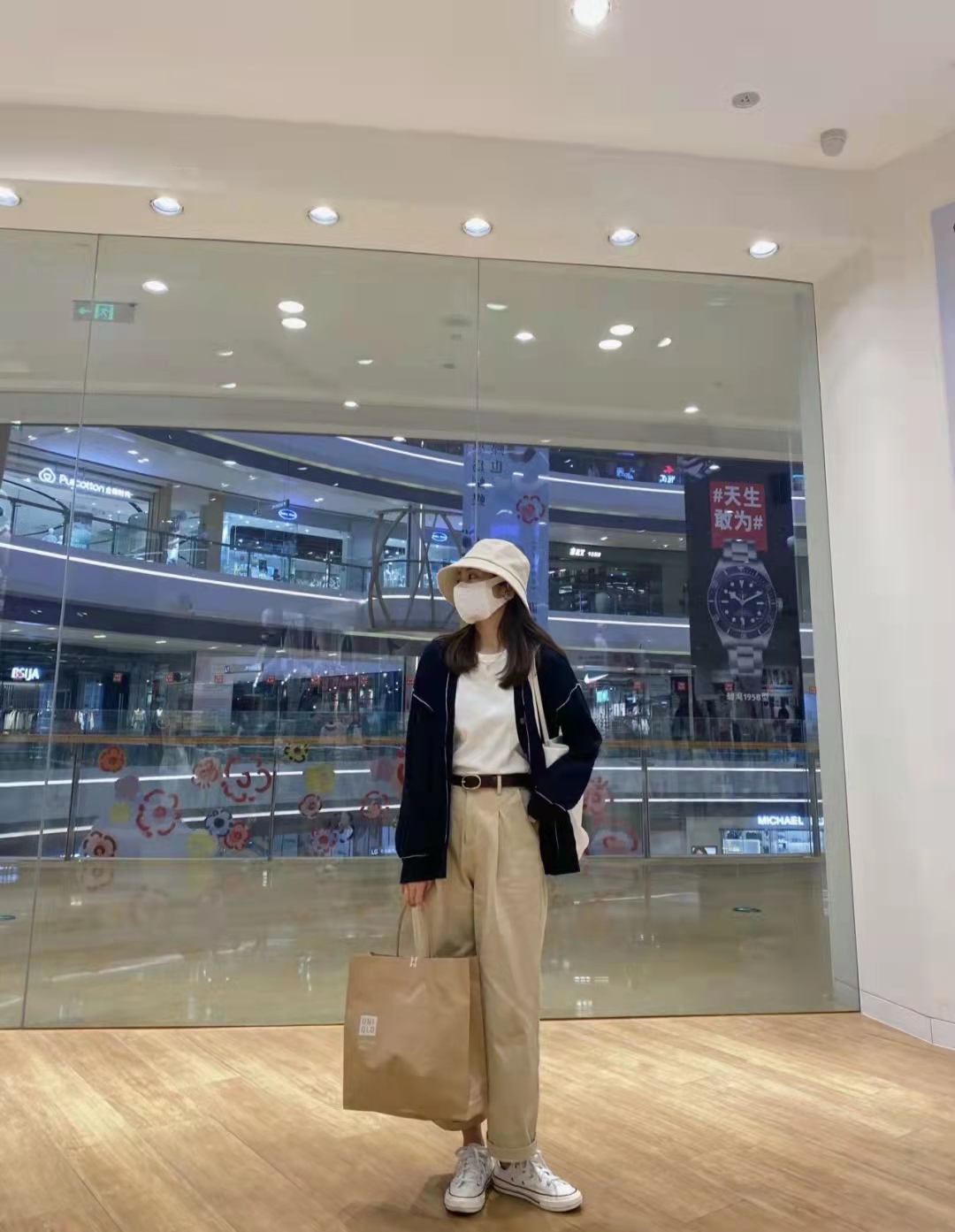 卡其色裤子配什么上衣有高级感男,黑色上衣配卡其色裤子好看吗男生