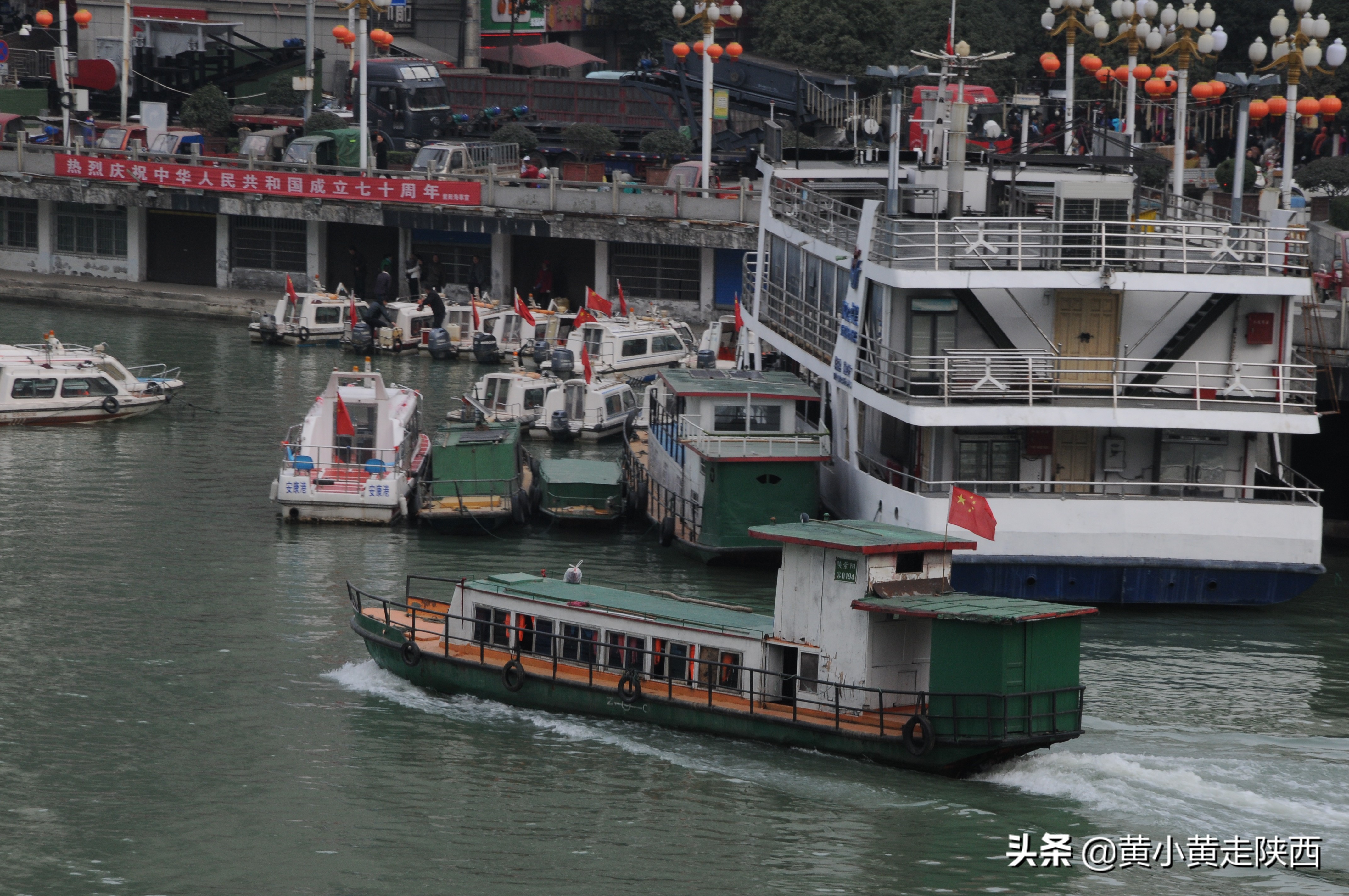 陕*藏西**了座“湘西小城”,人们一出门就爬坡,坐船比走路多