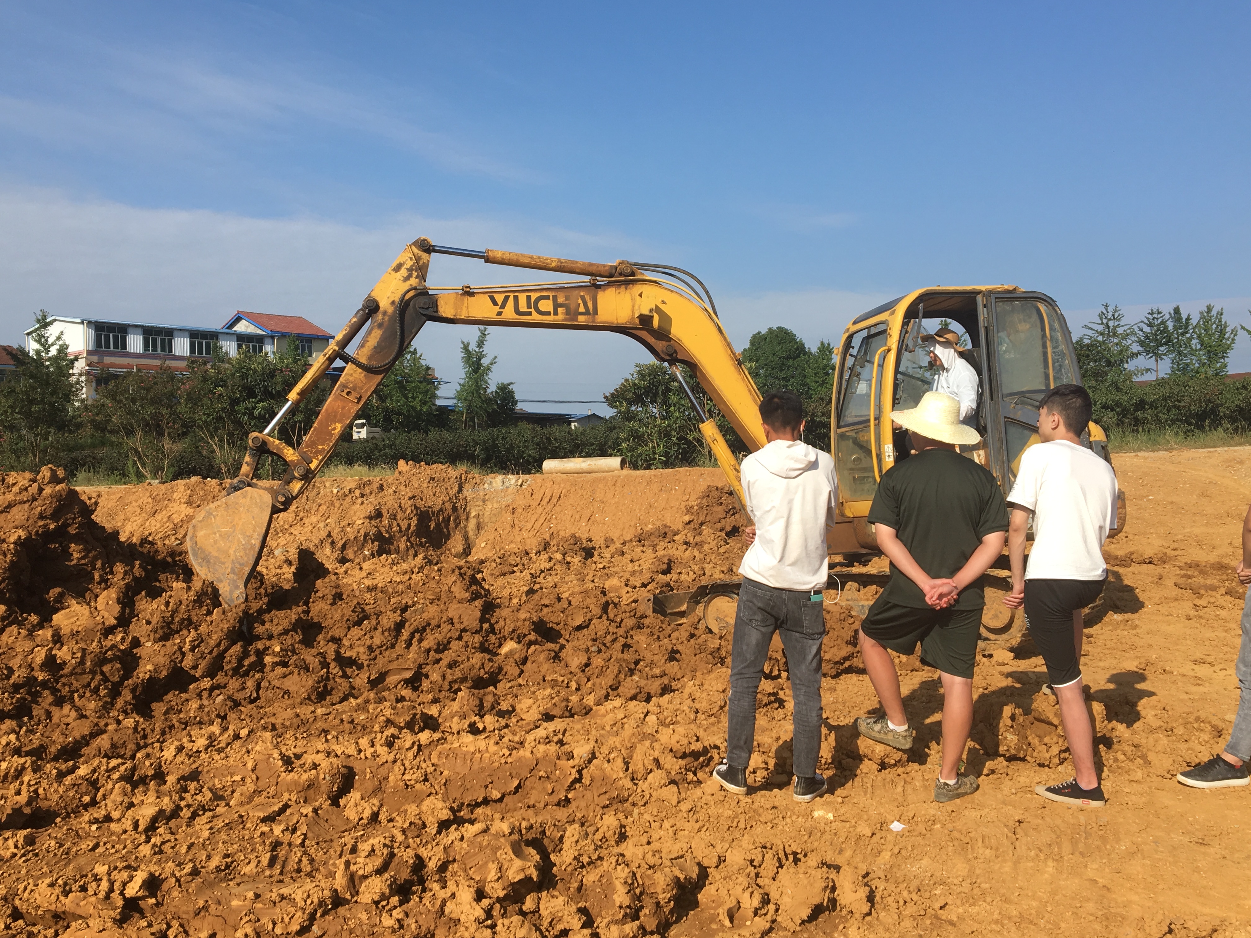 广东学挖掘机培训学校,挖掘机学习哪里好免费试学