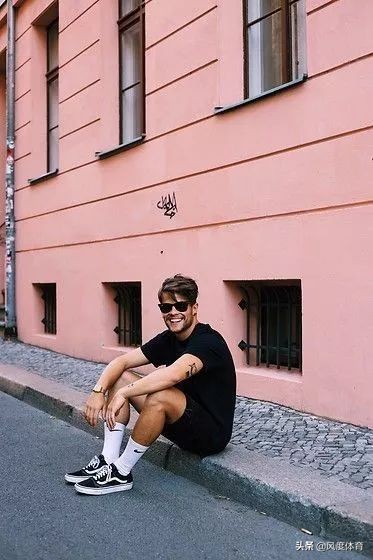 颜值高大长腿还会穿,谁高中没有暗恋过这样一个体育生?