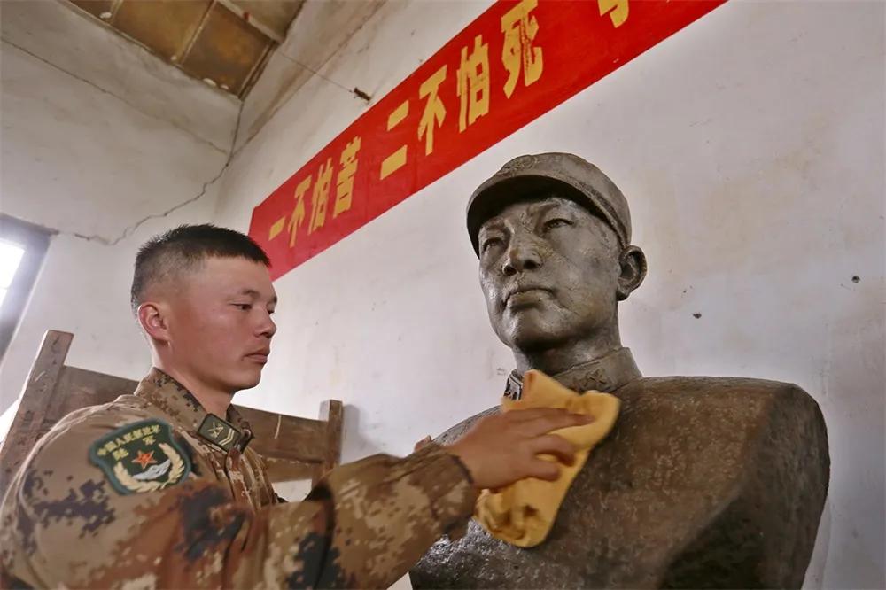 弘扬雷锋精神争当时代楷模,王杰两不怕战斗精神事迹视频