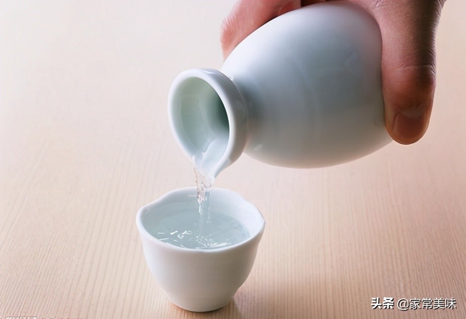 喝白酒：不懂礼仪怎么行，牢记喝白酒“4大礼仪”，做有涵养的人