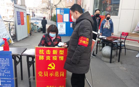 南阳市卧龙区八一社区防疫志愿者,疫情防控爱卫同行志愿服务