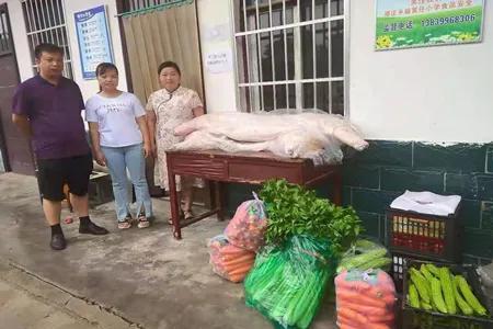 风雨同担抗汛情爱心捐赠暖人心