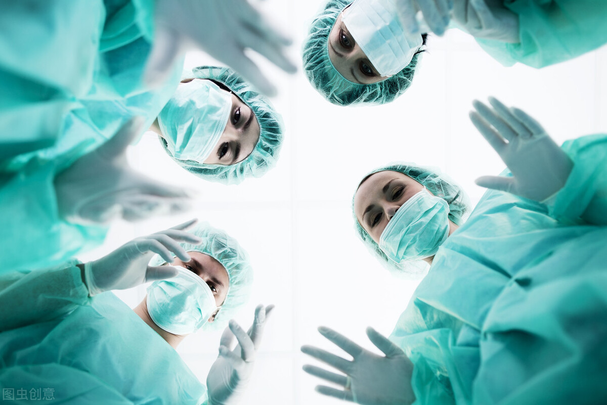 头皮上凸起一个硬疙瘩抠了又长,头皮长疙瘩抠了反复结痂怎么治