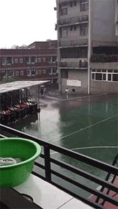 空中一字马搞笑图,一个突如其来的一字马