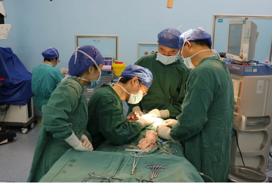 小孩海绵状血管瘤开颅手术,9个小时切除罕见肿瘤