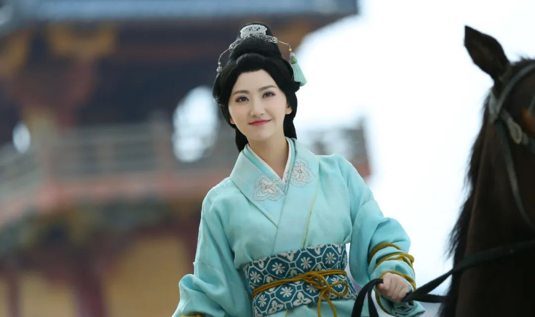 “资源大咖”景甜的失败上位史，和她背后的“大人物”男友们