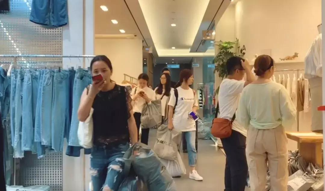 深夜,我在韩国东大门“血拼”了三小时