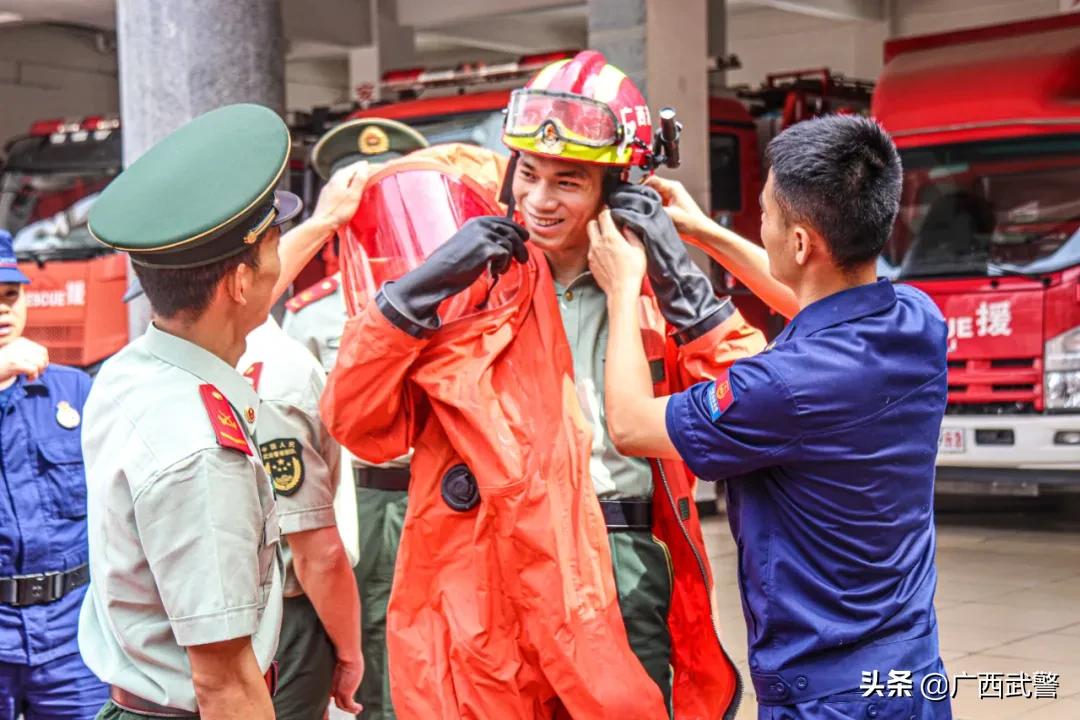 橄榄绿+火焰蓝?嗯,是相得益彰的感觉!