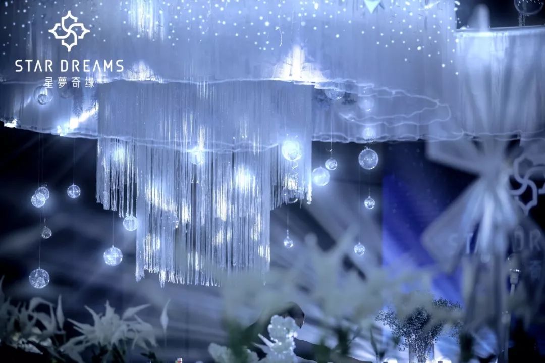 把深海的蔚蓝和小鹿眼里的星辰，都揉进了这场婚礼