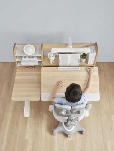 孩子体态养成要趁效选对儿童学习书桌很重要