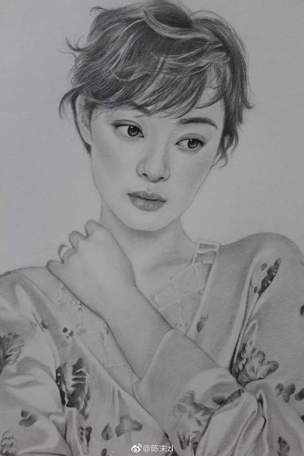 大学没毕业，95后妹纸用一支铅笔就撩到了范冰冰！这...