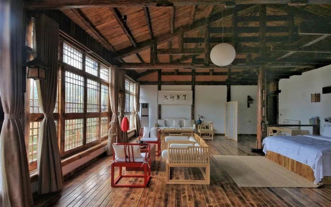 神仙眷侣辞掉高薪工作，爆改废弃山谷，造无边恒温泡池，全景树屋