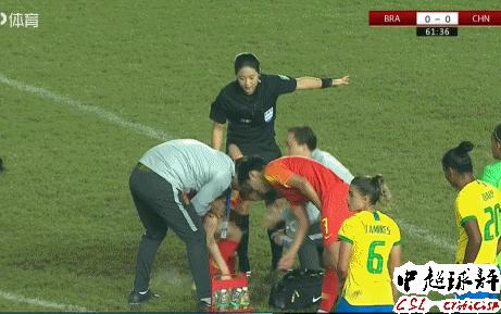 韩国女裁判足球,足协杯和孙雯一起颁奖的女的是谁