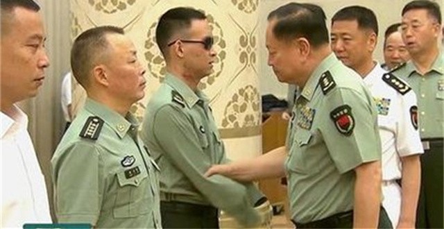 排雷英雄杜富国事迹图片,排雷英雄杜富国授勋荣誉称号仪式