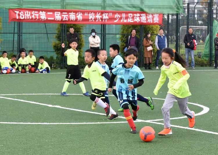 6岁到10岁孩子的足球训练,足球的魅力让小朋友们与足球结缘