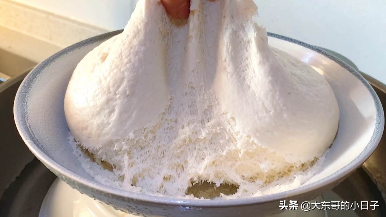 冬天蒸馒头，只加酵母粉还不行，教你发面快全是蜂窝的小妙招
