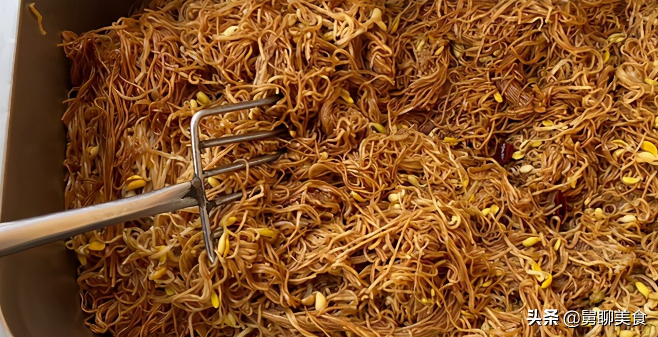 河南大爷大锅烩菜10元,河南小伙大锅菜卖1000份