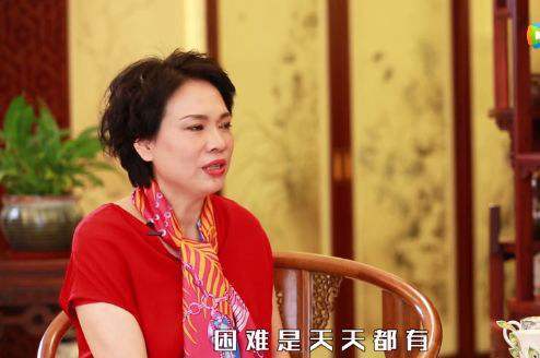 开拖拉机，卖小饰品，浙江80后美女商人凭什么成长为千亿富豪？