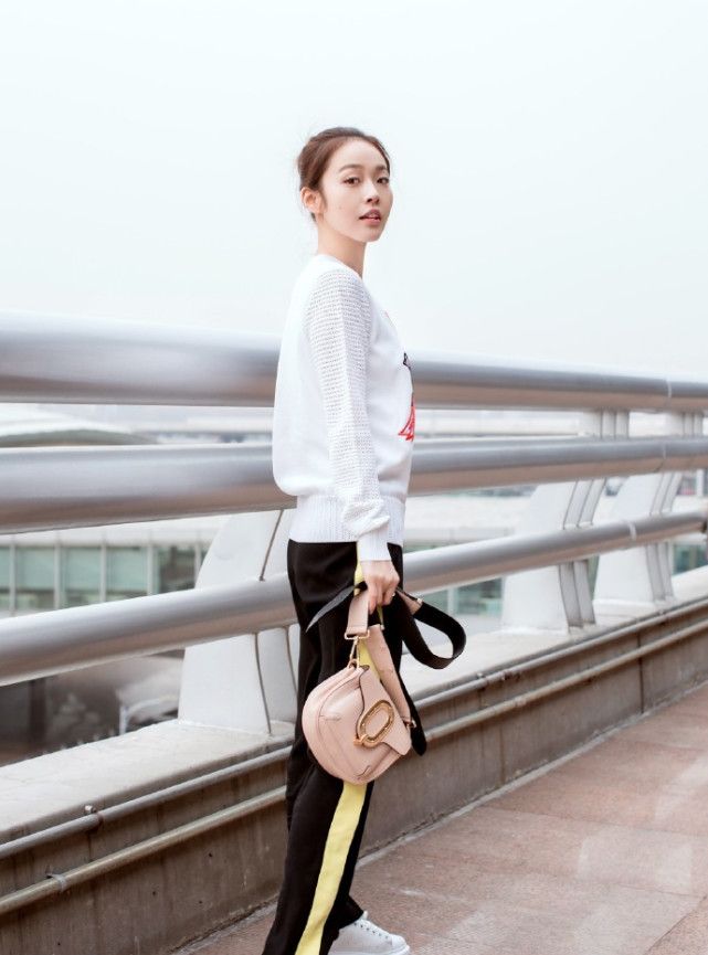 张佳宁活力登场！白色卫衣搭配运动裤和小白鞋，清新舒适又可爱