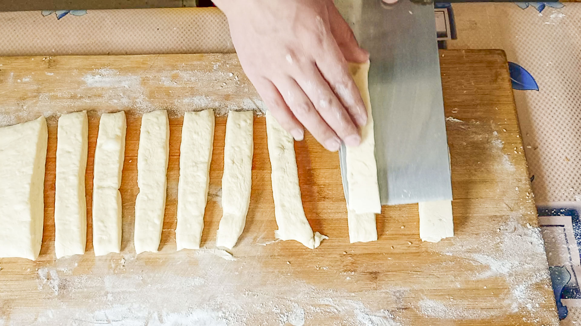 宅家油条是越做越好吃,宅家零食暄软油条的做法