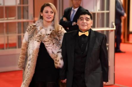 马拉多纳退役后回到那不勒斯,马拉多纳走出半生