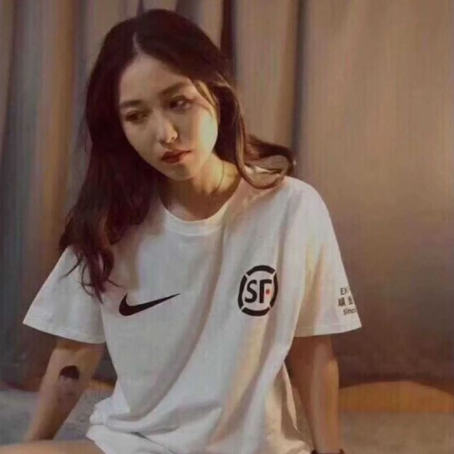 顺丰小哥被女网红冲了····抄袭Off-White联名限量纸袋成网红款？