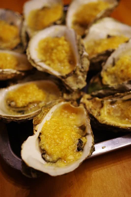 夜幕升起思北路口，285蚝味馆撸个串喝个酒聊个天！