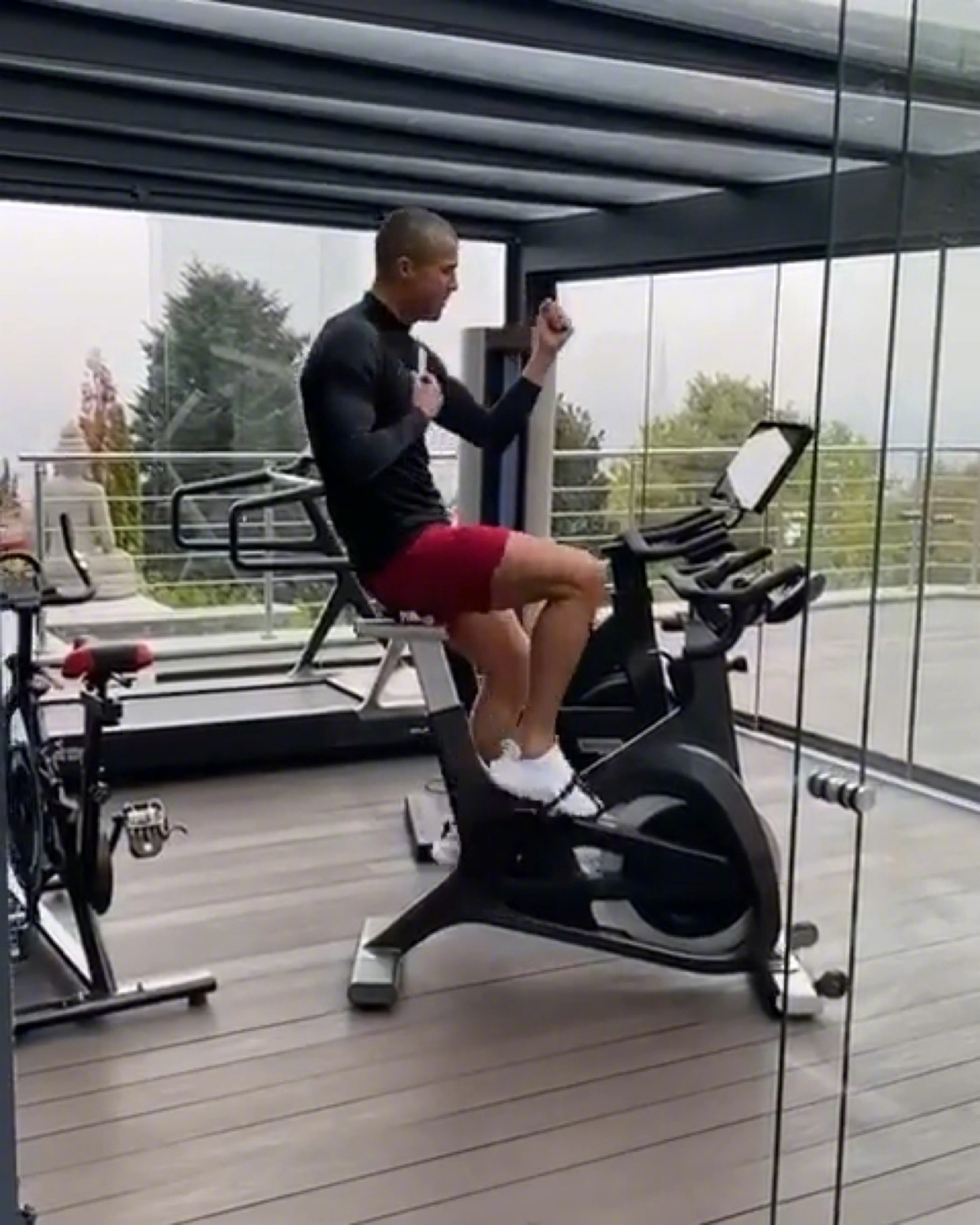 c罗训练再秀大腿健美肌肉,c罗晒训练照秀肌肉