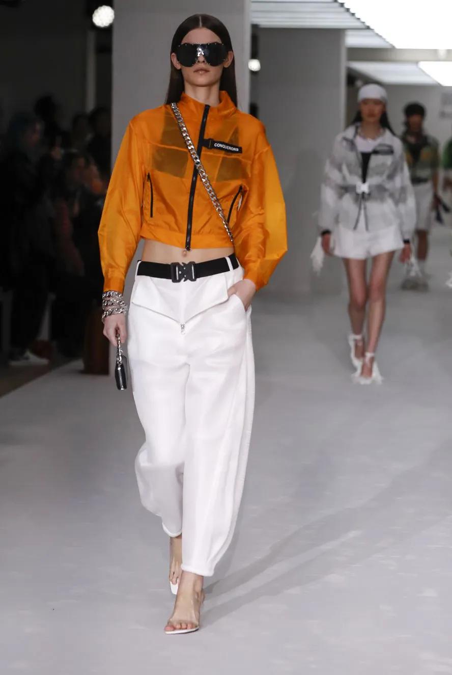 波司登新设计再次出圈？！轻盈+荧光惊艳网友：穿这谁还宅啊