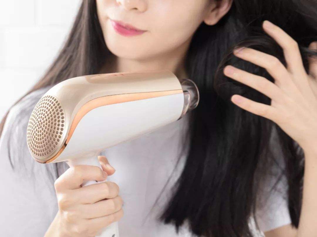 头发柔顺光泽的秀发日常怎样护理,头发太粗糙怎样让头发变得更顺