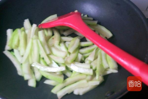 西瓜皮不炒可以做什么,西瓜皮不扔有什么用