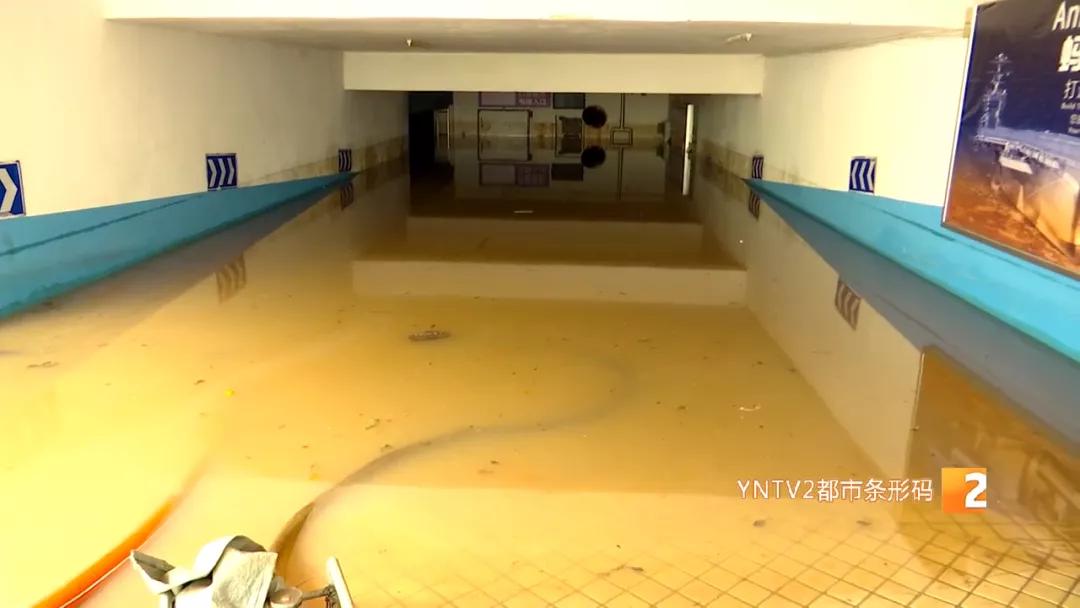 约200辆车泡了一整天,路上淤泥堆积难以通行,西市区为何淹积水那么严重?