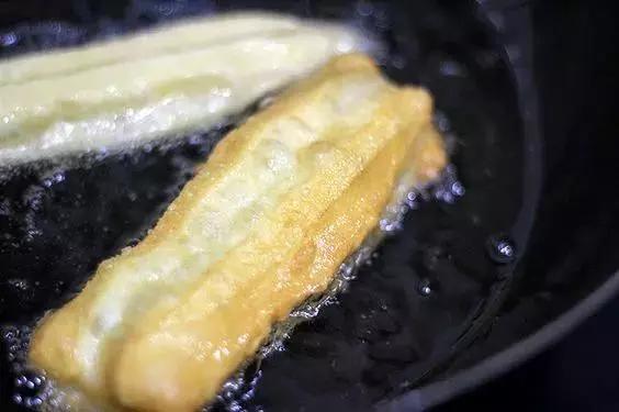 大锅炸油条的做法和配方窍门,在家自己炸油条这样做健康又好吃