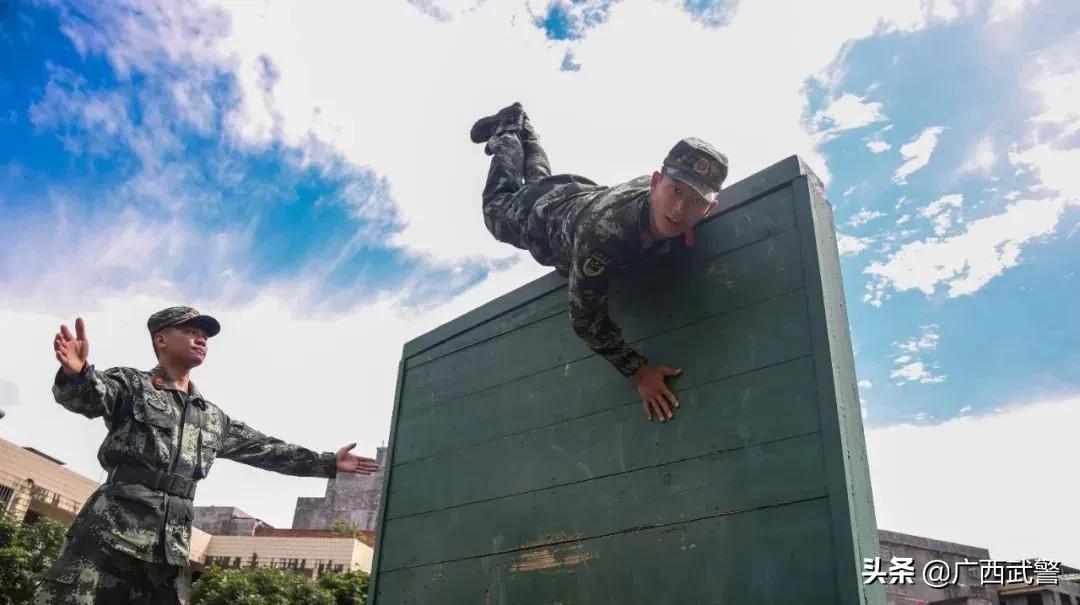 400米障碍班长态度,刘班长抖音里跑400米障碍