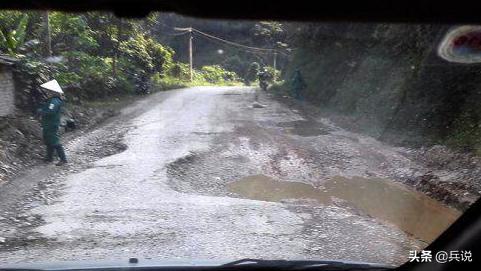 越南老兵重回当年战斗过的洞穴 (越南老兵回忆丛林战争)