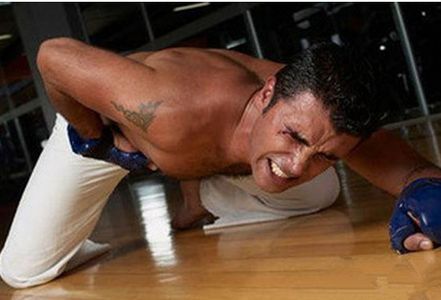 被踢到睾丸肚子疼怎么办,睾丸被足球踢到后疼痛多久能好