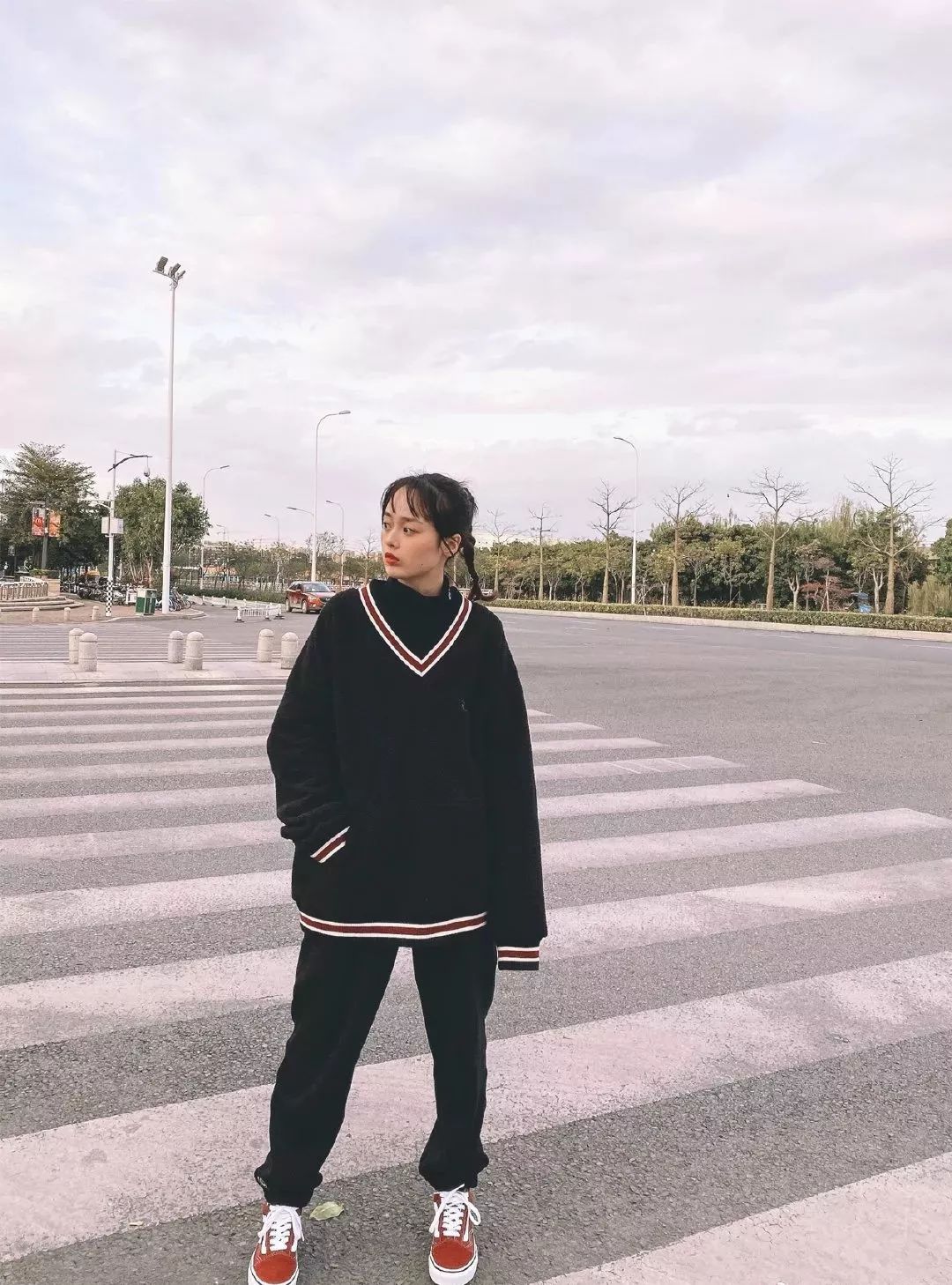 卫衣里的打底衫叠穿推荐,连帽卫衣与圆领毛衣的基础感穿搭