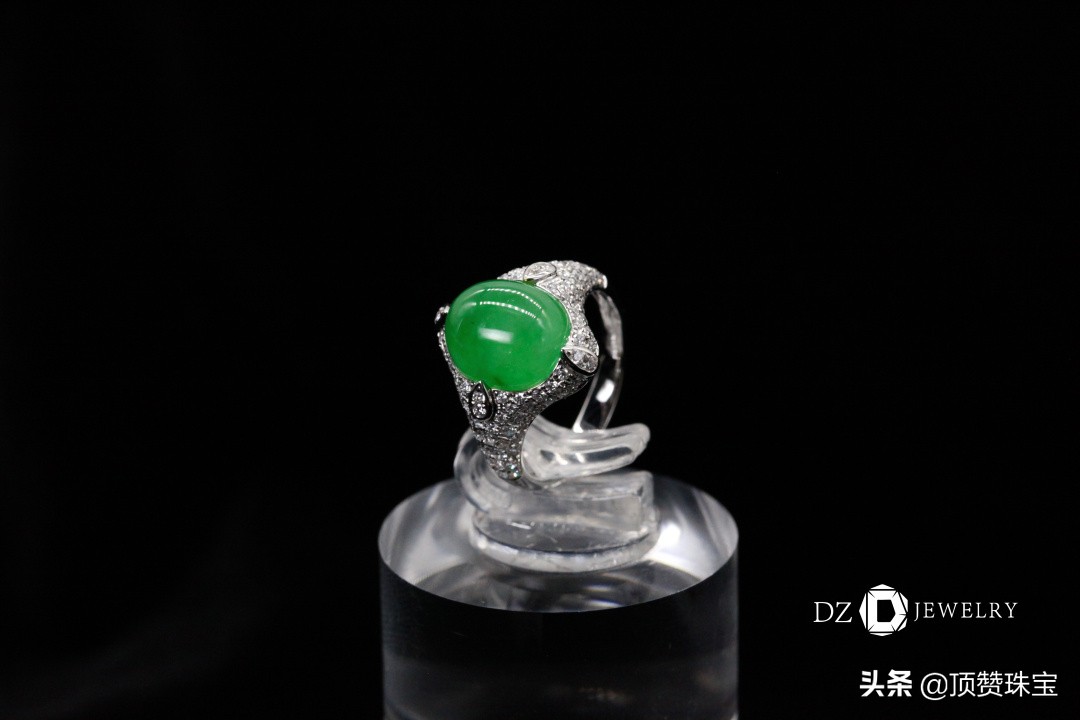 椭圆翡翠蛋面镶嵌戒指简单款式,绿色翡翠蛋面镶嵌戒指的图片