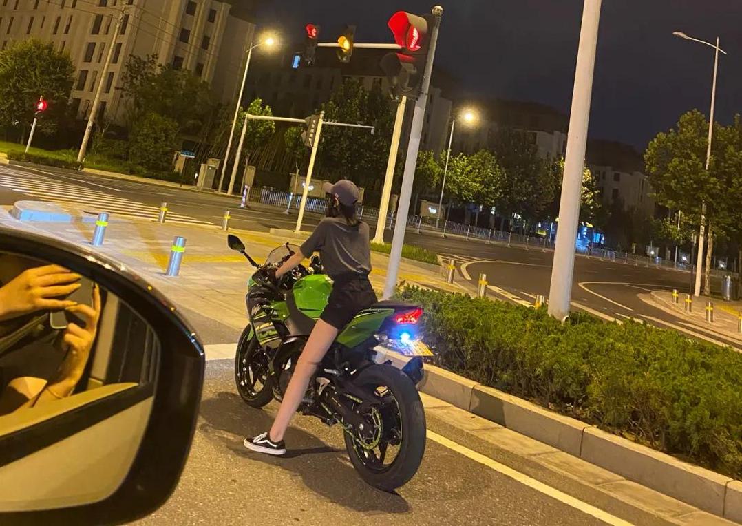 小姐姐骑川崎ninja650,小姐姐骑川崎ninja400摩托车