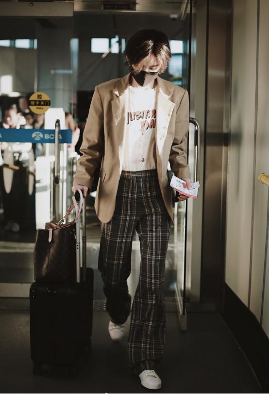 陆柯燃同款发型穿搭,陆柯燃金发造型摩登气质