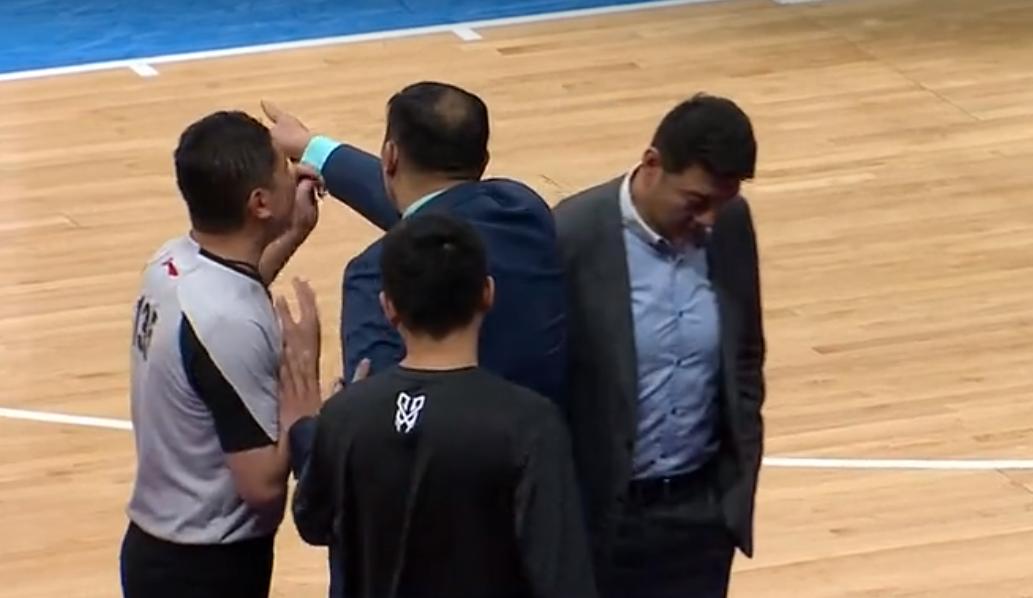 cba教练大闹技术台,cba裁判再次惹争议