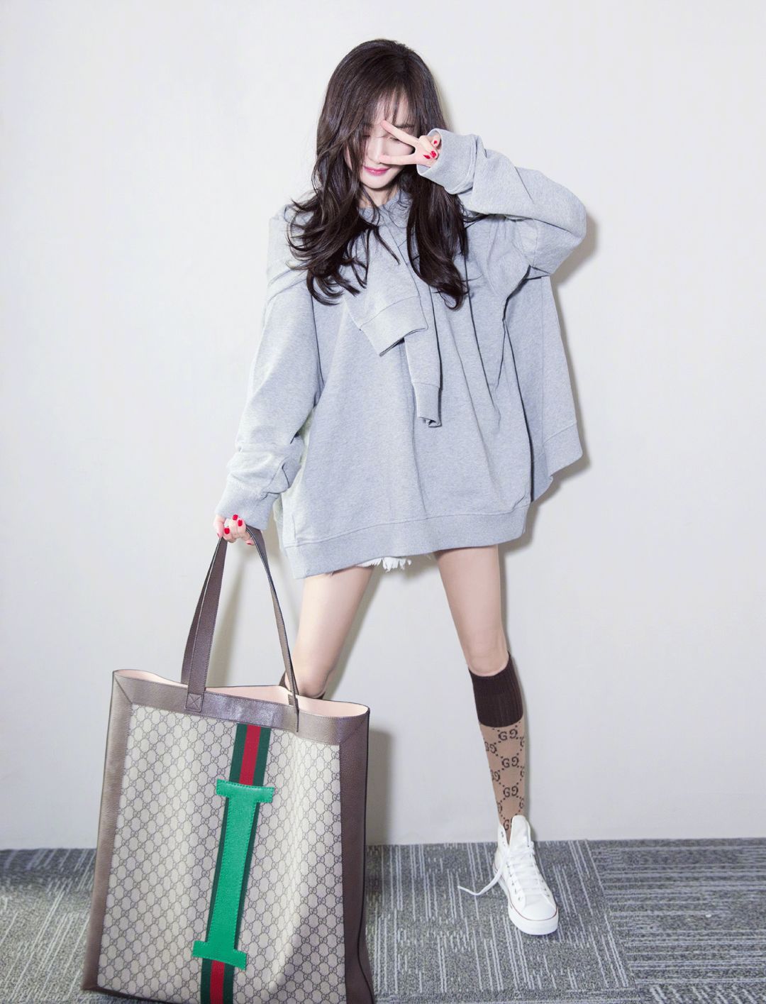 还在执迷于小包？王菲、杨幂早就背上了实用能装的...购物袋？