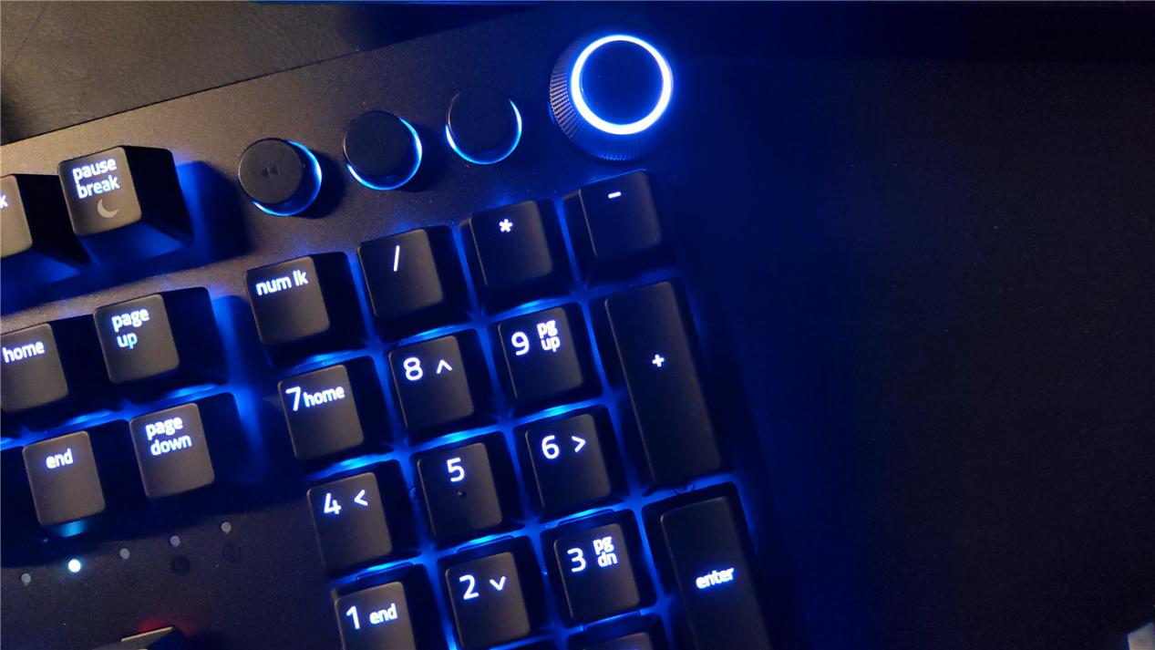 雷蛇猎魂光蛛粉晶键盘测评,雷蛇键盘猎魂光蛛v2线性轴评测